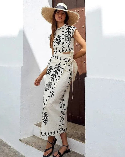 Camilla™ | Completo due pezzi ricamato con fiocco in vita
