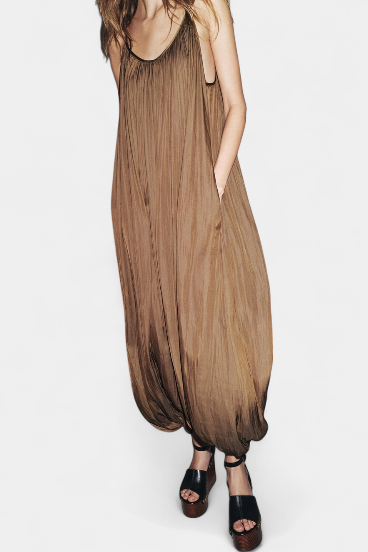 Lucy™ | Tuta fluida plissettata con scollo dritt